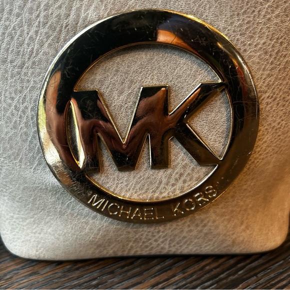 Michael Kors EUC Small Pebbled Leather Crossbody Bag Large MK Logo Beige Clasp - Picture 3 of 8